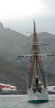 20060311115909-buque-escuela-juan-sebastian-elcano-en-el-puerto-de-santa-cruz-de-tenerife.-da.jpg